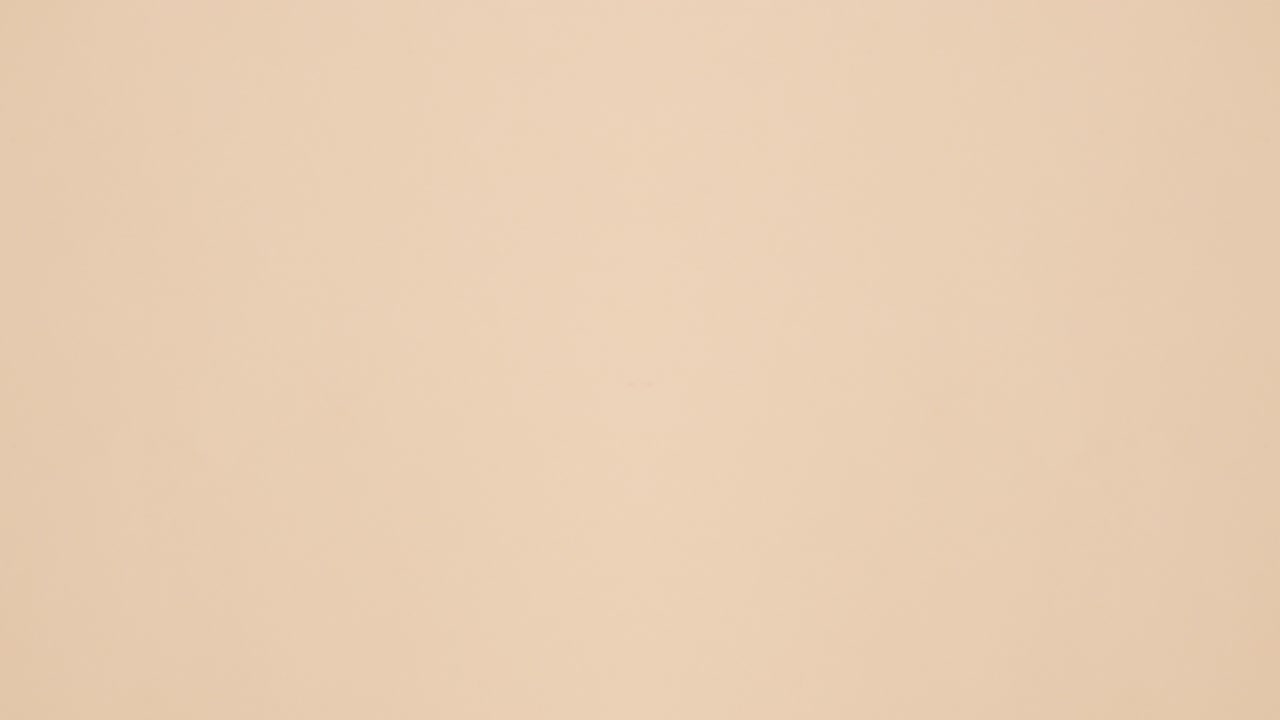 los libros vintage antiguos aparecen en el lado izquierdo y derecho del fondo beige con espacio de copia.