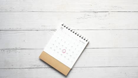 calendario de diciembre de 2023 en una mesa de madera