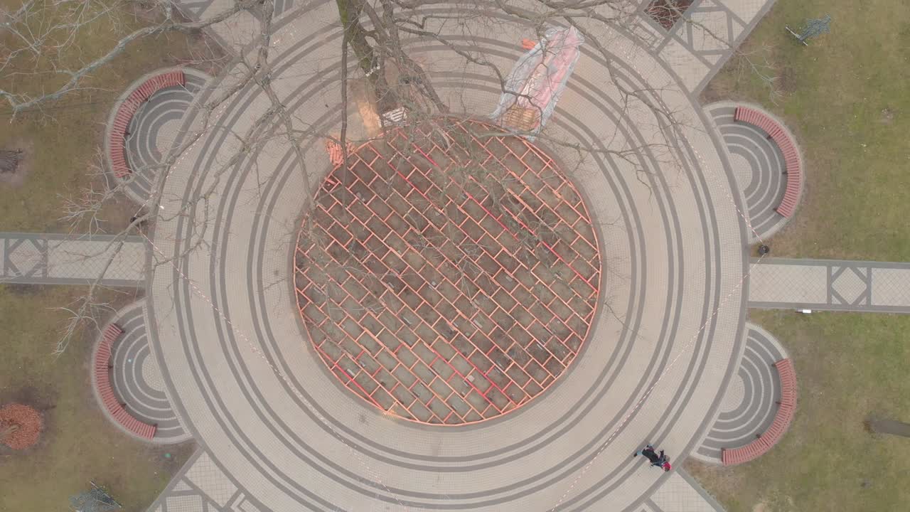 круглая аллея парка.