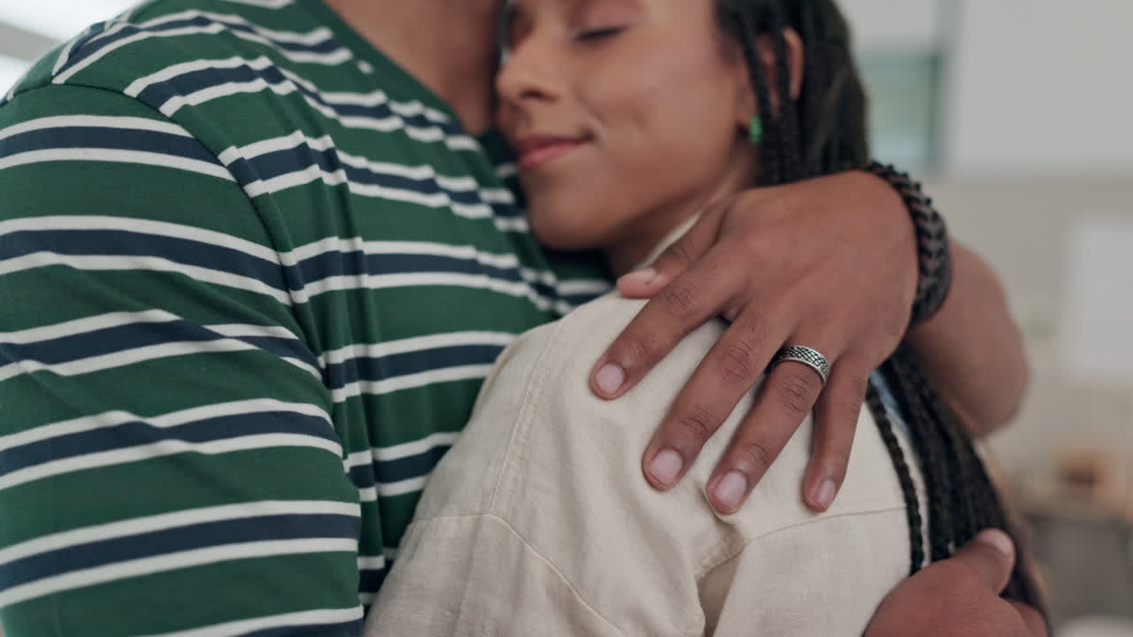 manos, pareja y abrazo en casa por amor