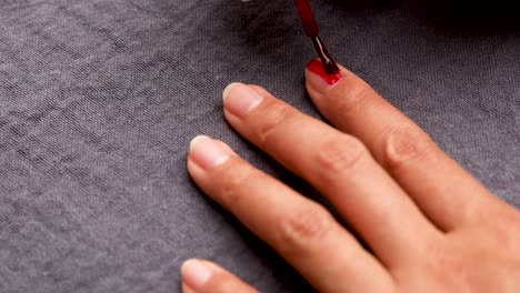 Mujer-Pintándose-Las-Uñas-Con-Esmalte-Rojo