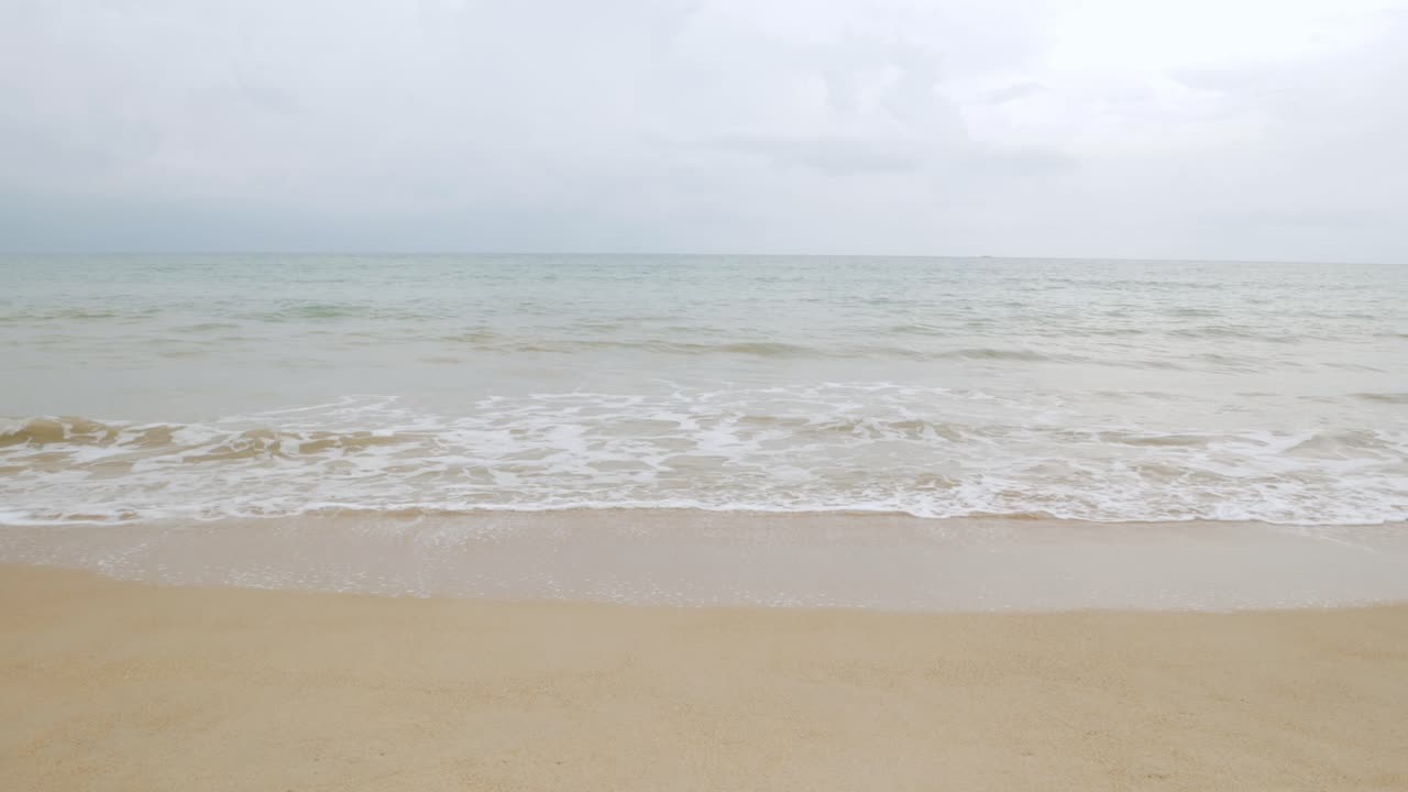 모래 아름다움 백사장, 여름 해변 바다 경치에 거품이 있는 천연 바다 물결