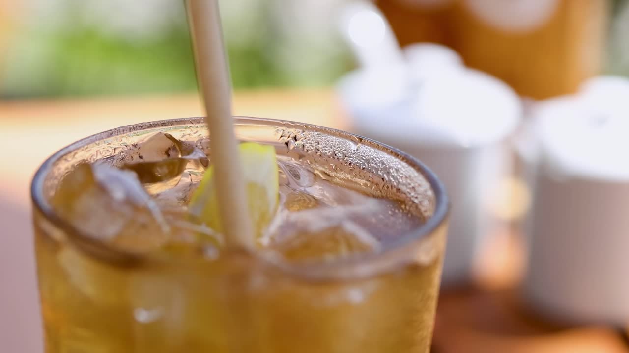 손은 빛이 비치는 테이블 위에 얼음으로 차가운 음료를 어서 상쾌하고 활기찬 장면을 만니다.