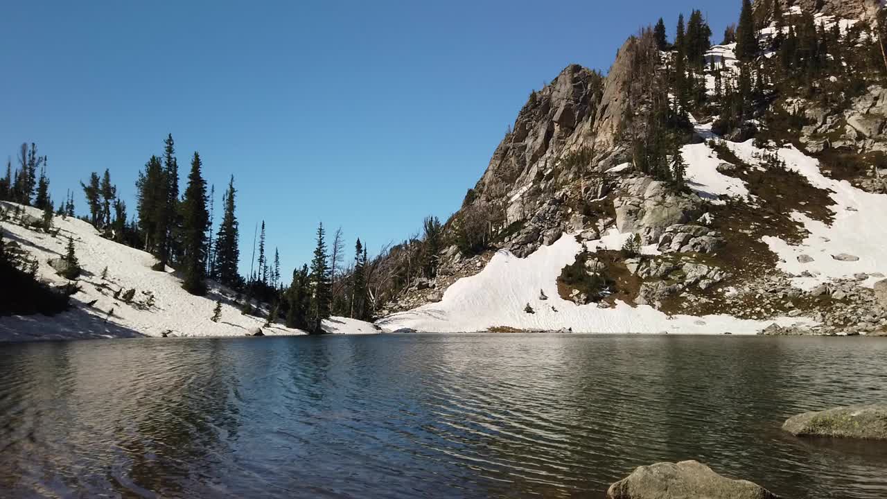 superficie de agua que sopla del lago sorpresa en el parque nacional grand teton en wyoming en un día soleado de verano