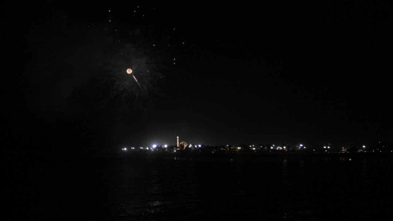 하늘의 잔잔한 바다 위로 폭죽이 터진다