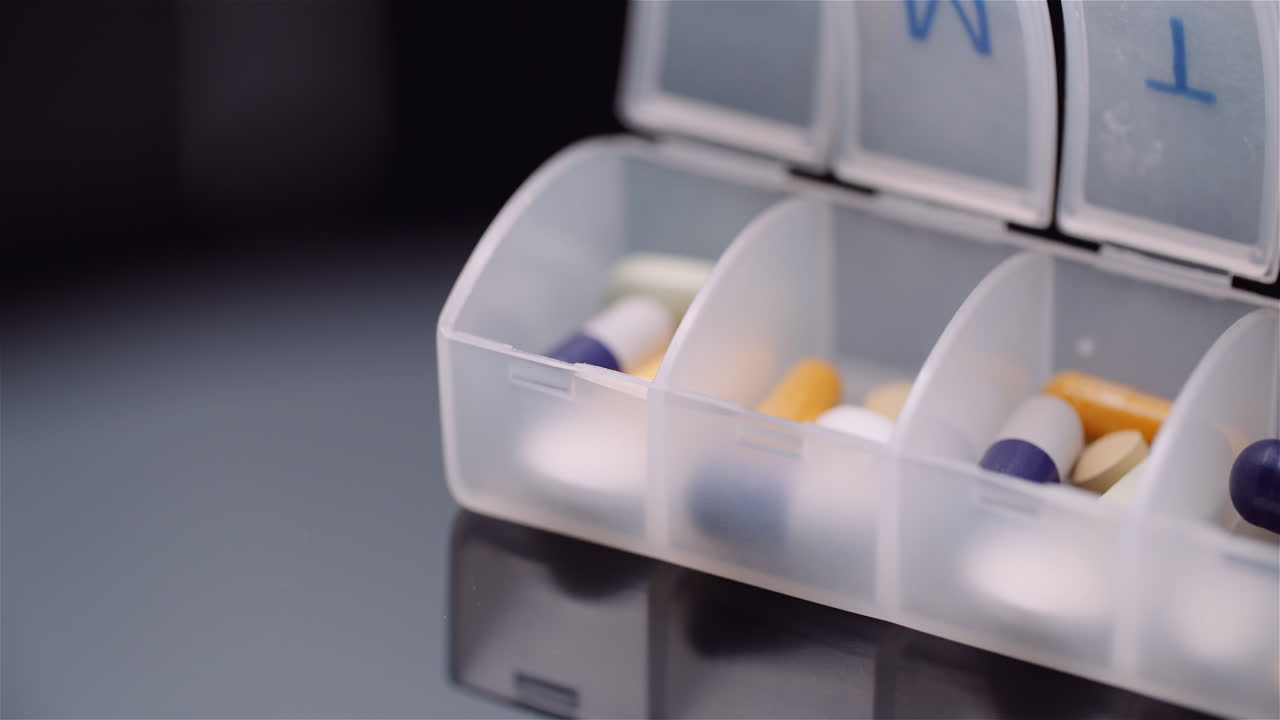 검은 배경 3에 의료 알약 약물의 물집