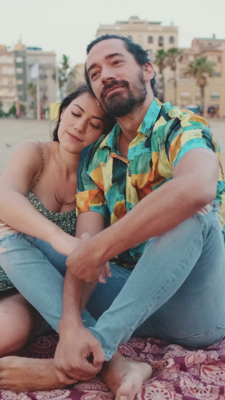 Una pareja disfrutando de un momento romántico en una playa