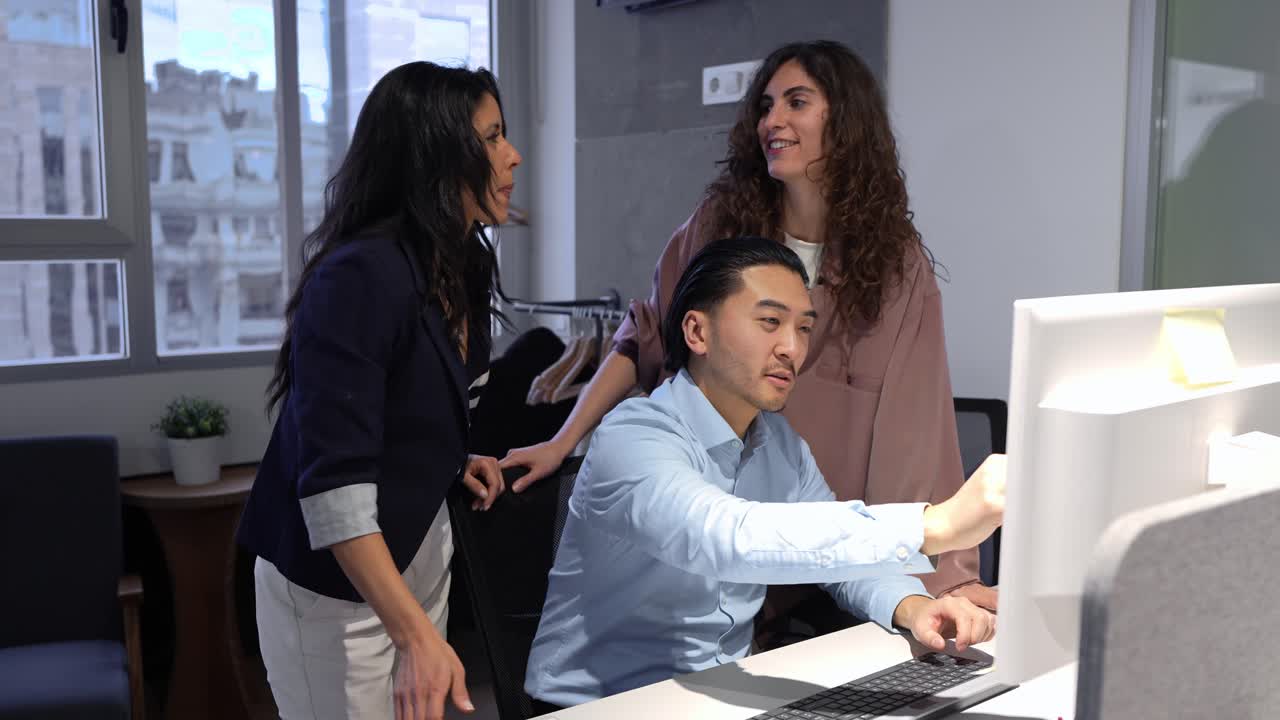 Colaboración en equipo en la oficina