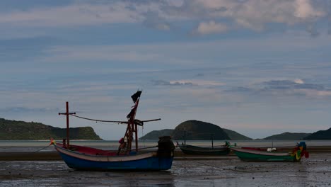 Los-Barcos-De-Pesca-Que-Amarran-En-La-Marea-Baja-Generalmente-Se-Ven-Como-Parte-De-Un-Romántico-Paisaje-Marino-Provincial-Del-Parque-Nacional-Khao-Sam-Roi-Yot,-Prachuap-Khiri-Khan,-En-Tailandia