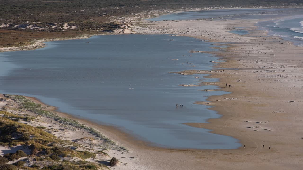 una laguna que se forma en la playa en la marea de primavera