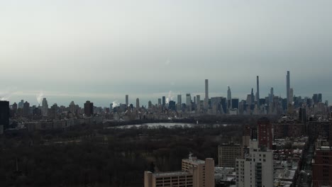 Una-Vista-Aérea-De-Gran-ángulo-Del-Parque-Central-En-La-Ciudad-De-Nueva-York-En-Una-Mañana-Nublada