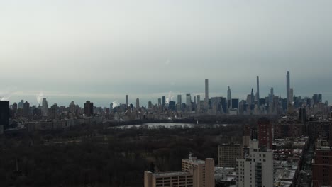 una vista aérea de gran ángulo del parque central en la ciudad de nueva york en una mañana nublada