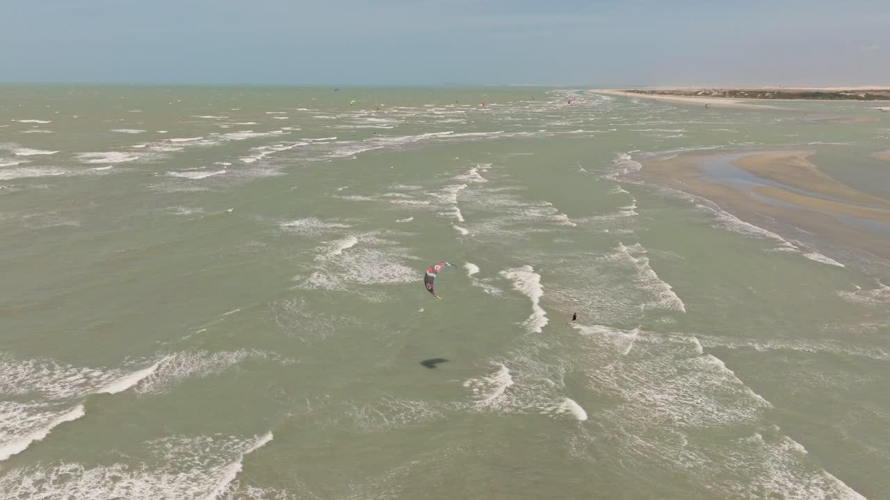 kitesurfista navegando y saltando en el océano cerca de jericoacoara