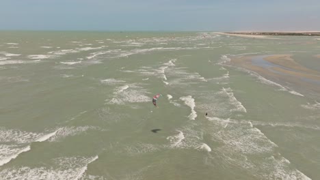 Kitesurfer-Cruisen-Und-Springen-Auf-Dem-Meer-In-Der-Nähe-Von-Jericoacoara