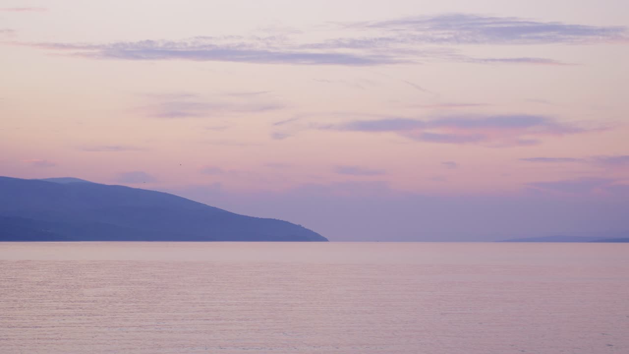 일출, 백그라운드에서 해안이 보이는 탁 트인 아드리아 해의 일몰