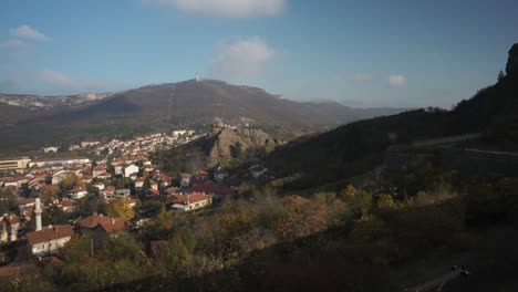 vista aérea panorámica de las casas en el pueblo de belogradchik en bulgaria, panorámica de la formación rocosa histórica y la fortaleza