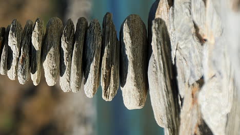 piedras apiladas en un cairn - pedestal cercano en orientación vertical
