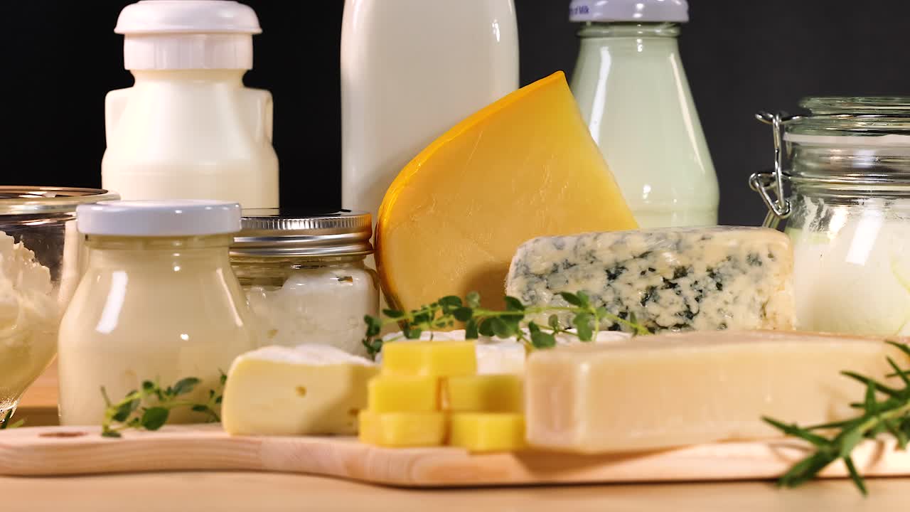 varios productos lácteos dispuestos en una tabla de madera