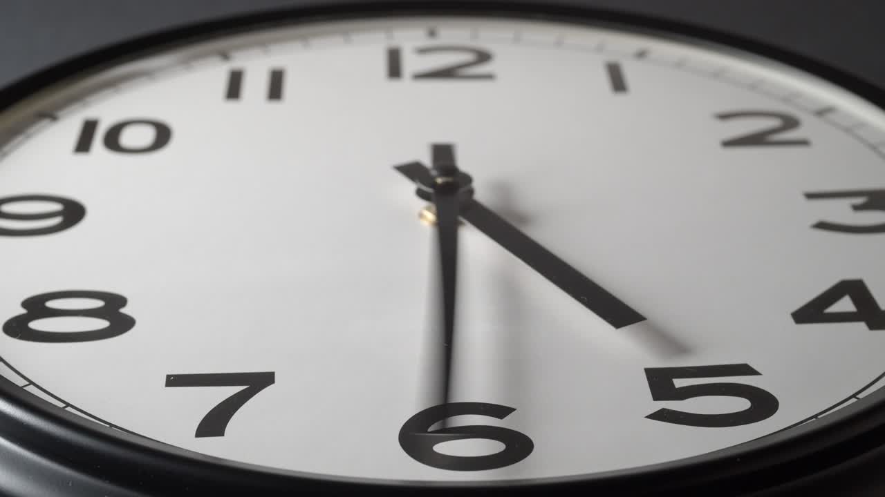 el reloj cambió el enfoque en el fondo gris oscuro en el lapso de tiempo