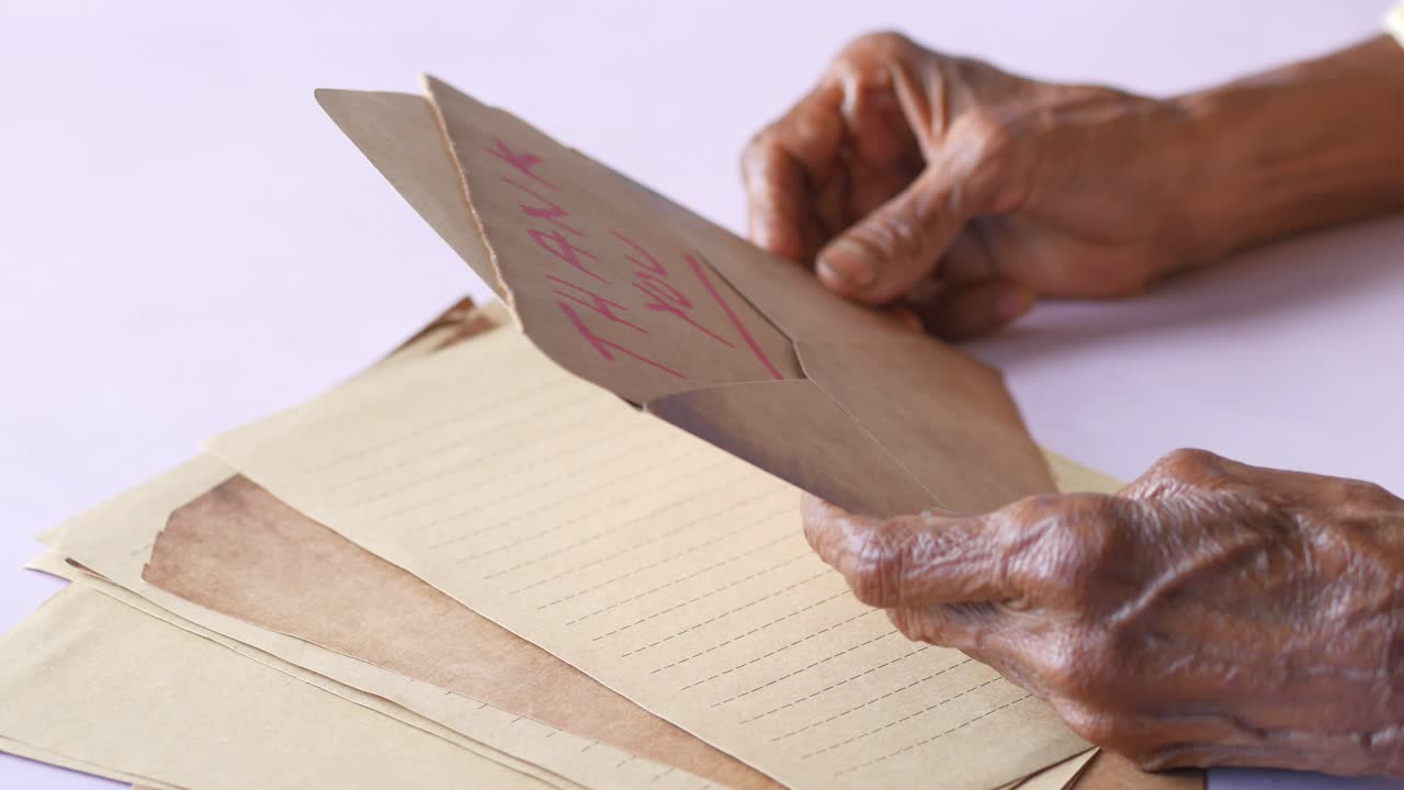 Persona anziana che legge una lettera di ringraziamento
