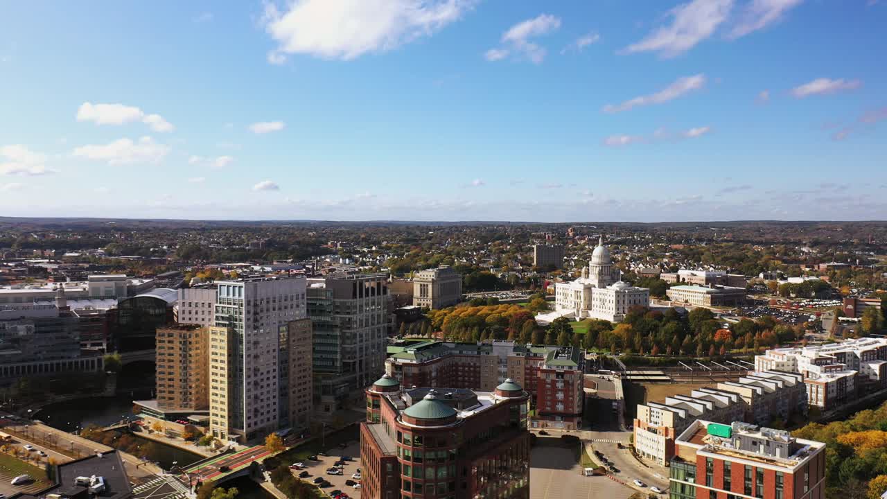 역사적인 로드 아일랜드 주립 하우스 (rhode island state house) 의 공중 풍경, 큰 과 하 벽돌 외관으로 시내의 녹색과 가을 색의 나무로 둘러싸인 언덕 꼭대기에 고 있습니다.