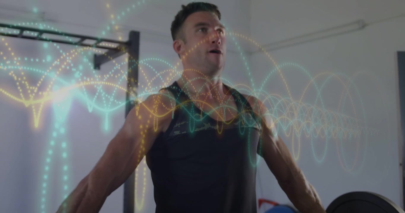 Video verticale: Movimento dei fianchi, uomo che solleva un bilanciere con barra rossa in una palestra domestica con canotta nera, sensore pettorale