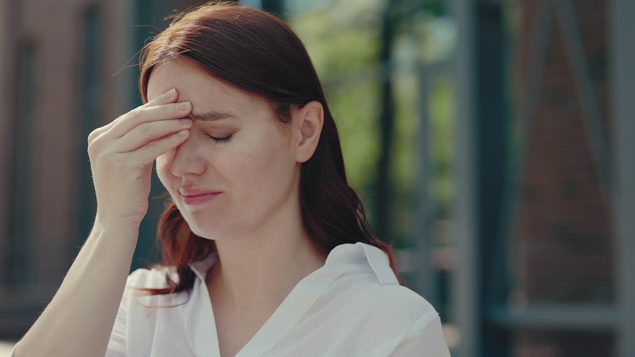 mujer con dolor de cabeza