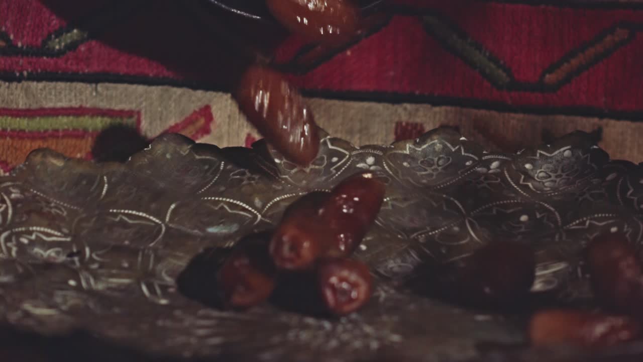 슈퍼 건강한 반이는 건조 날짜는 서비스 접시에 굴러