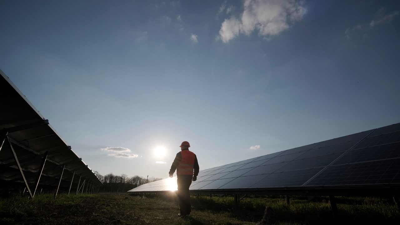 examen por parte de un inspector de los módulos fotovoltaicos mediante una cámara de imagen térmica