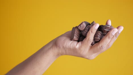 un puñado de chocolates