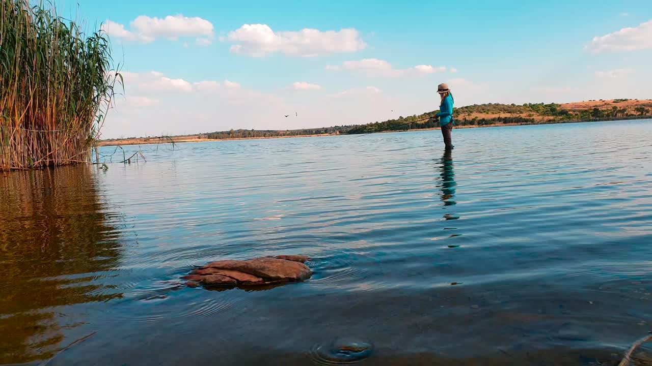 완벽한 봄날 잔잔한 호수에서 낚시하는 소녀