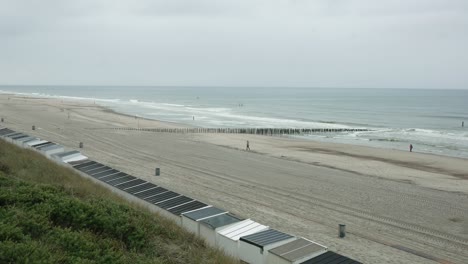 Toma-Panorámica-De-La-Costa-Del-Mar-Del-Norte-Cerca-De-La-Ciudad-De-Domburg-En-Un-Día-Nublado-De-Primavera