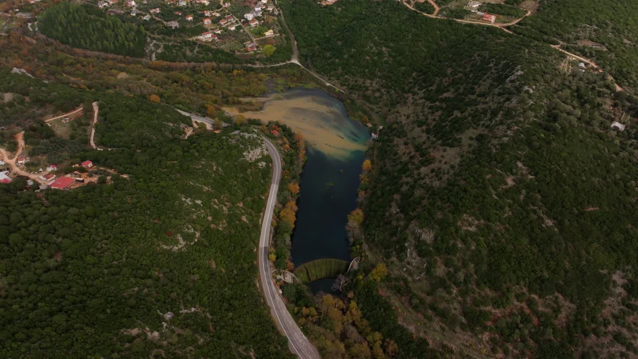 Drone che riprende il villaggio di Thesprotiko annidato tra le verdi colline in Grecia
