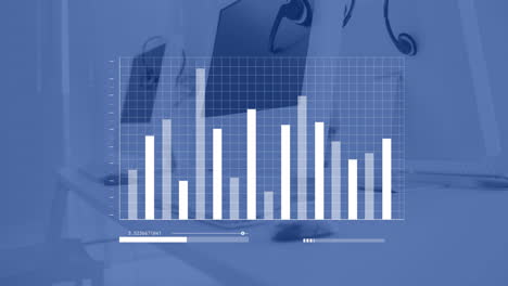 animación del procesamiento de datos financieros a través de computadoras en escritorios en la oficina