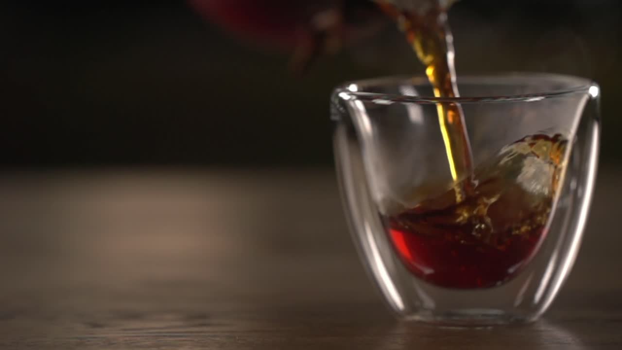 il piccolo bicchiere viene riempito lentamente