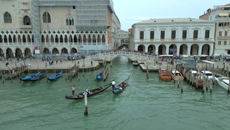 Antena-De-4k-De-San-Marco,-El-Puente-De-Rialto-Y-Los-Canales-En-Venecia,-Italia-En-Un-Día-Nublado-16