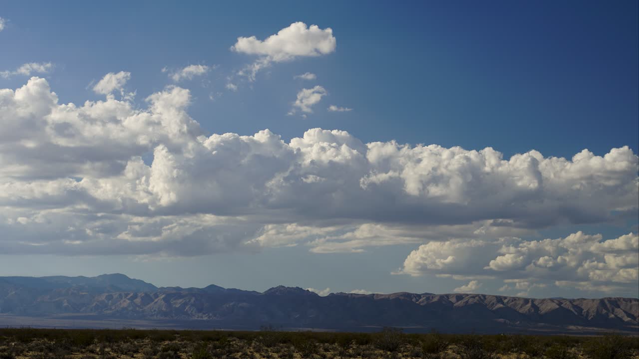 lapso de tiempo de nubes de tormenta del desierto de mojave