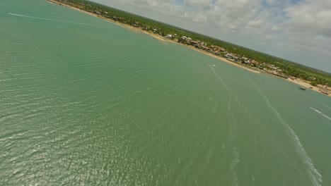 Schnelle-Drohnenaufnahme-Der-Lagune-Mit-Kitesurfern-In-Ilha-Do-Guajiru