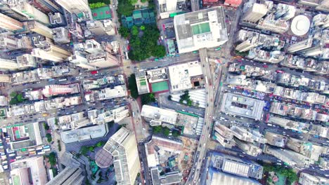 hong kong central, vista aérea de arriba hacia abajo del tráfico y los rascacielos de la ciudad