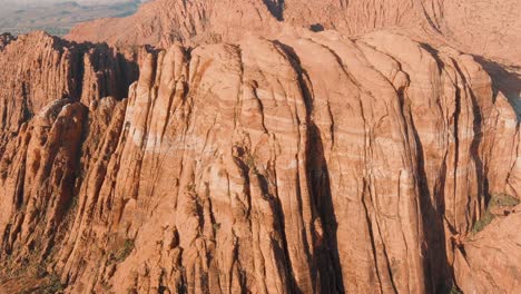 neigbare luftaufnahme der bergigen wüstenlandschaft utahs