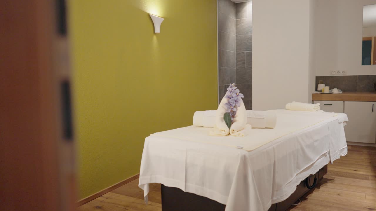 mesa de massagem em um centro de spa de um hotel