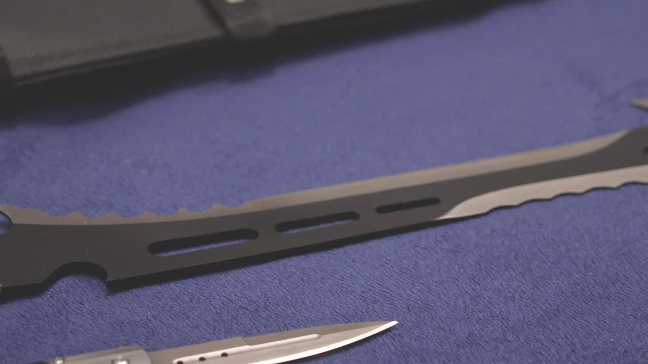 파란 천에 불법적인 좀비 칼