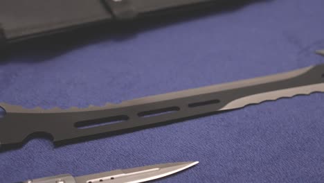 un cuchillo de zombi ilegal en un paño azul