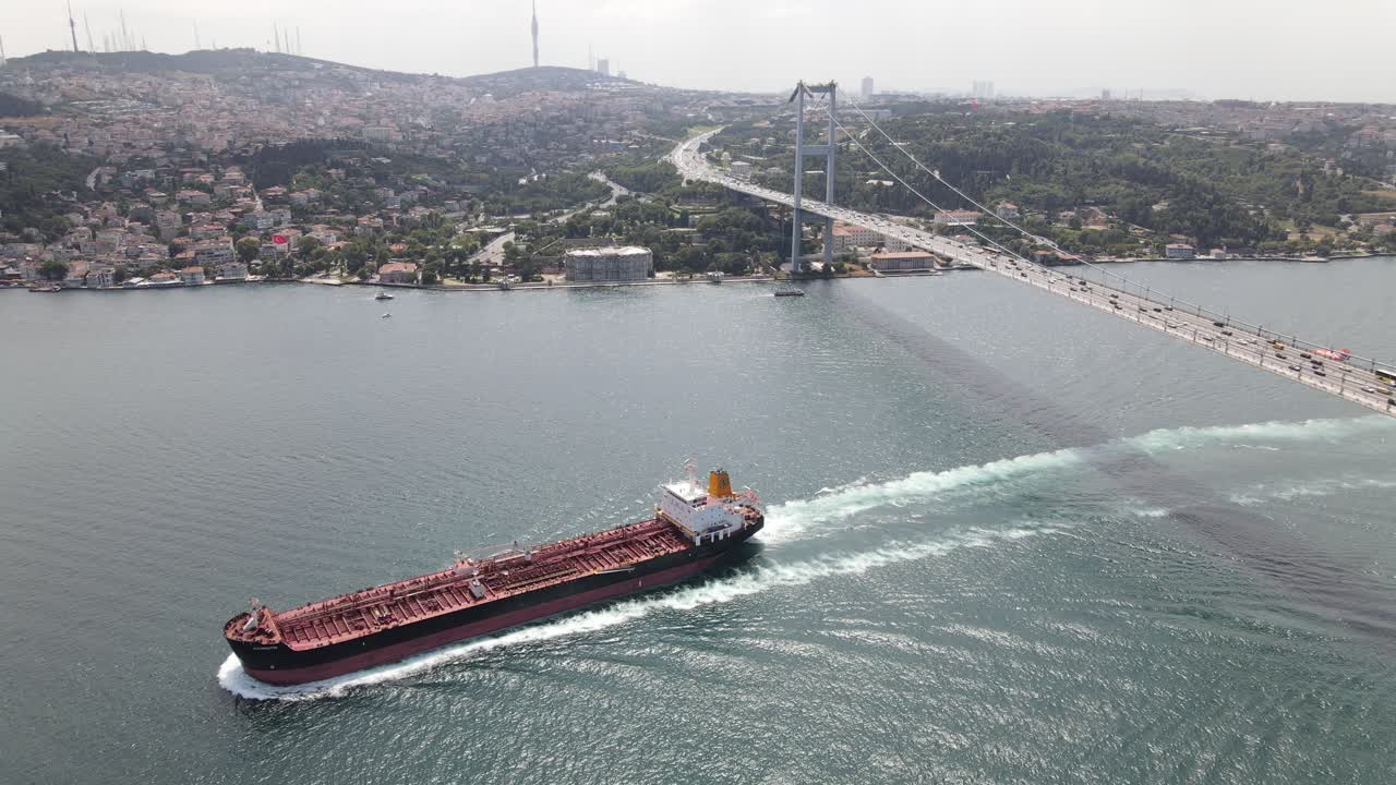 İstanbul Köprüsü'nden Geçen Gemi Havadan Görünüm