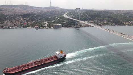 Barco-Pasando-Vista-Aérea-Del-Puente-De-Estambul