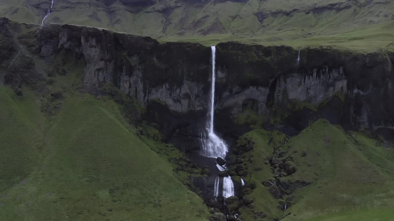 popular atracción turística cascada foss a sidu en el paisaje salvaje de islandia