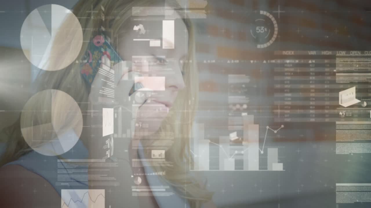 animación del procesamiento de datos sobre una mujer de negocios caucásica hablando por teléfono inteligente