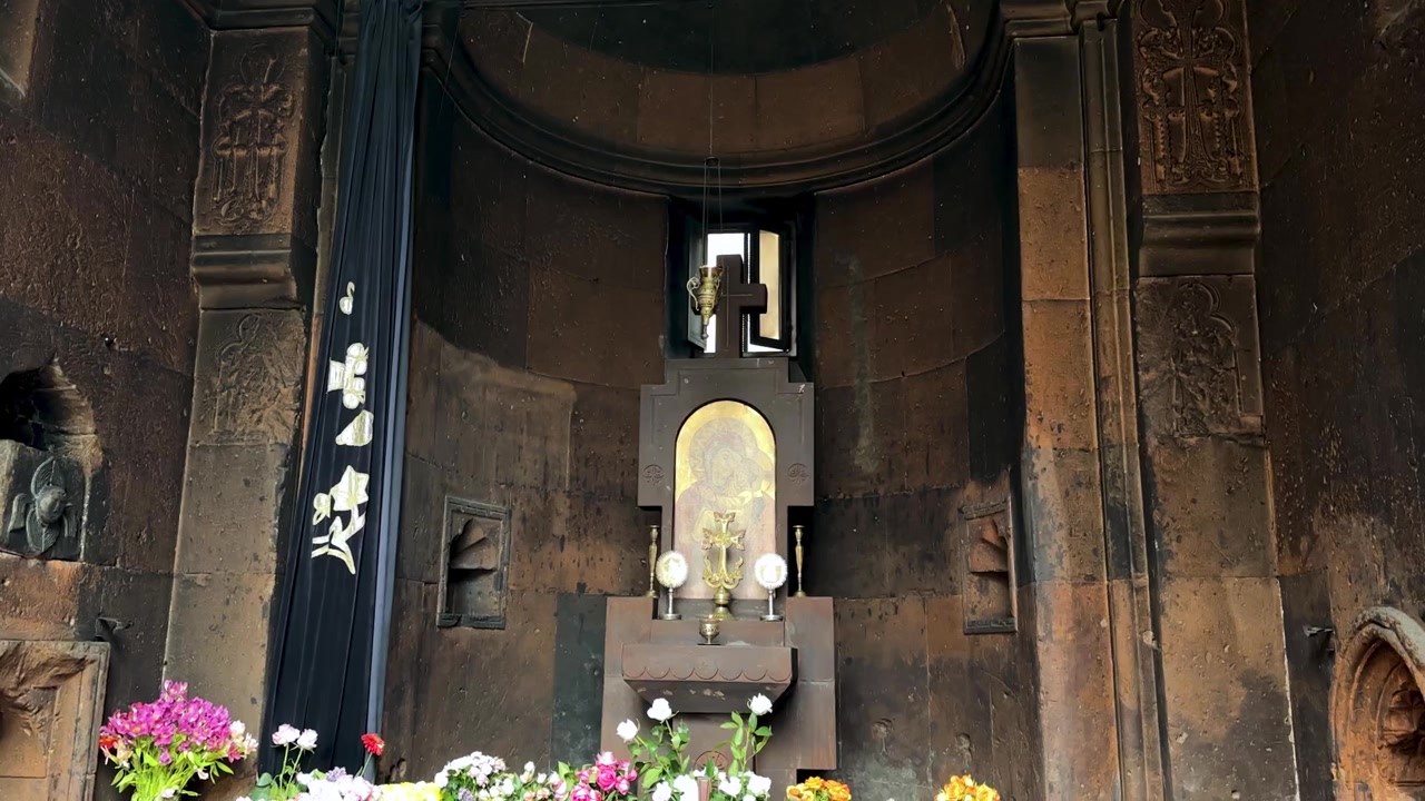 Macchie di fuliggine nera e sporcizia da fumo, cenere, cera di candela e fiamma nelle fioche ombre interne di una rustica cappella/chiesa storica, atmosfera sacra con la texture di una cupola patinata e invecchiata, architettura di Yerevan, Armenia.