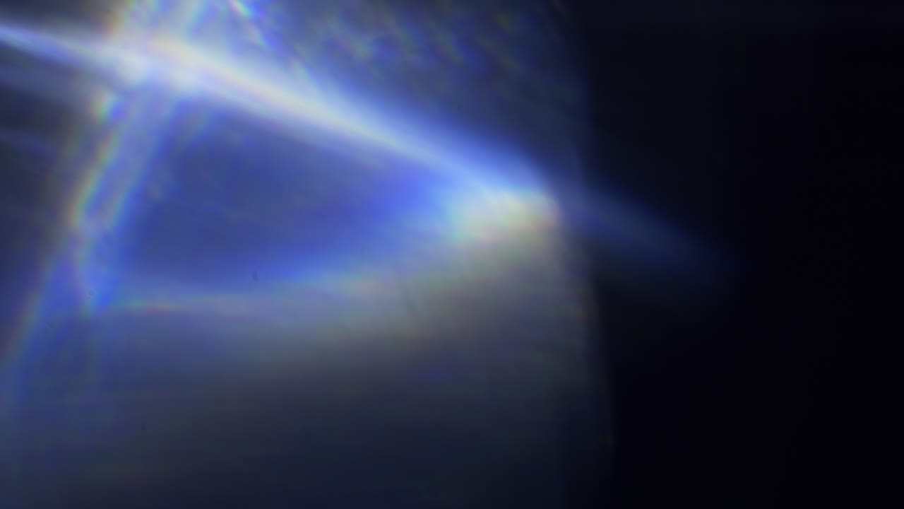 Fuoriuscite di Luce Eteree Blu e Viola su Sfondo Nero