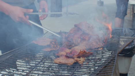 Cocinar-Al-Aire-Libre---El-Cocinero-Vende-Carne